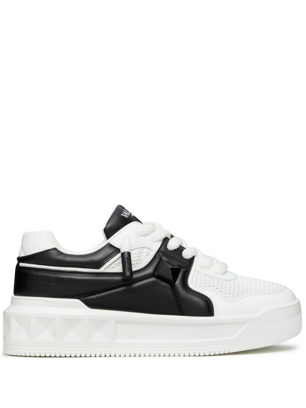 Valentino Garavani
One 스터드 스니커즈